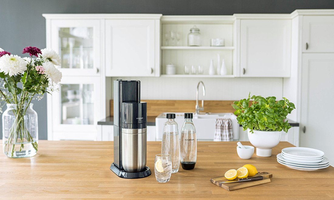 SodaStream DUO - Macchina per acqua frizzante per caraffa in vetro,  confezione da 2 caraffe in vetro 1 L + 1 bottiglia da 1 l compatibili con  lavastoviglie + 1 ricarica di