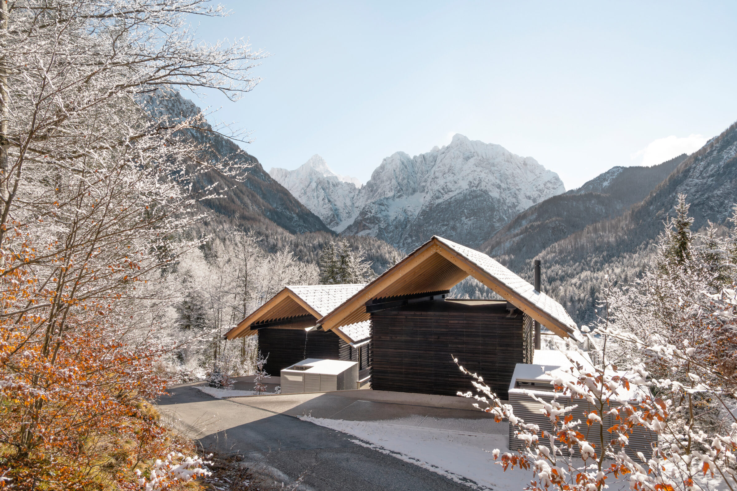 Twin Alpine Houses_Dekleva Gregoric Architects_photo Ana Skobe_1_outside_02 Gregoric Dekleva