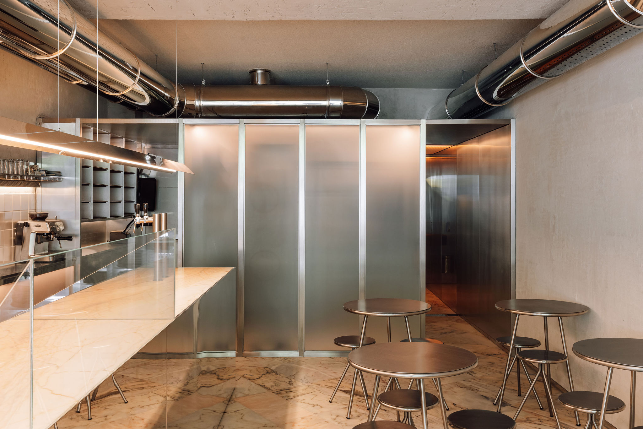 Lupita Alvalade by XXXI.studio with an open pizza-making area facing the street in Lisbon, Portugal